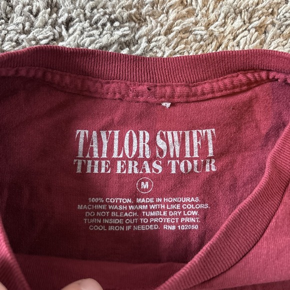 Taylor Swift The Era Tour Tshirt Men's Medium Red Graphic Print Music Pop M - Picture 2 of 4
